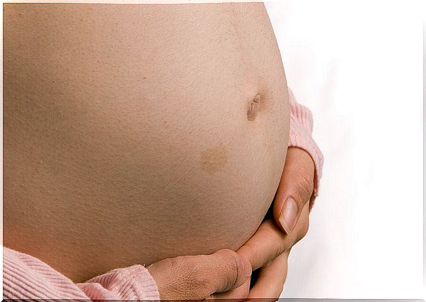 How does the mother's navel change during pregnancy?