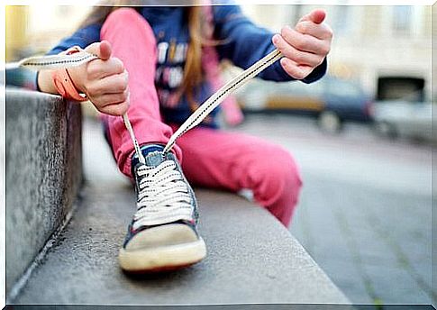 This is how you teach your child to tie shoelaces