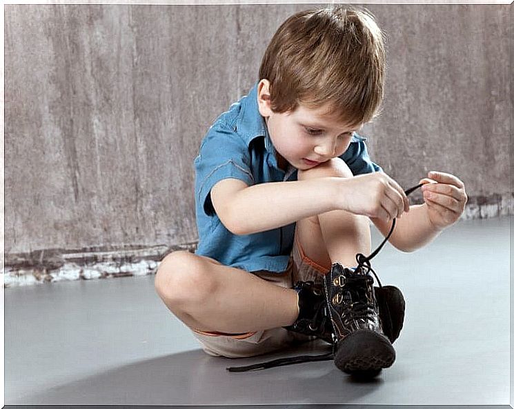 This is how you teach your child to tie shoelaces